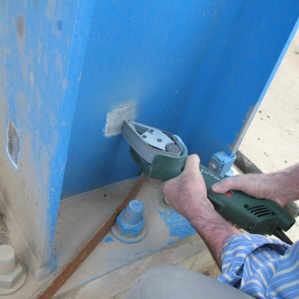 Oberflächenvorbereitung für die Montage von Dehnungsaufnehmern