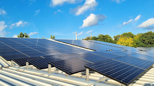 Solar cells on the production hall of ME-Meßsysteme GmbH