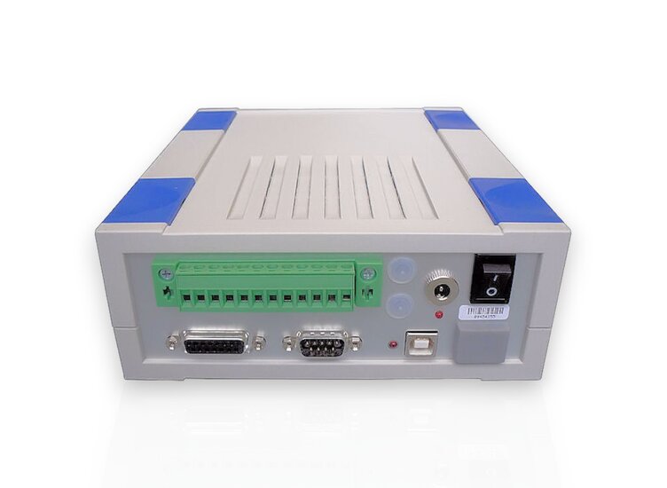 Measuring amplifier in desktop-housing for sensors with straingages. Serial port RS232, USB port, Ethernet,CANOpen; analogue output -5 V...+5 V, limiting frequency 260Hz, input sensitivity 3.5 mV/V.
