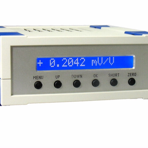 Measuring amplifier in desktop-housing for sensors with straingages. Serial port RS232, USB port, Ethernet,CANOpen; analogue output -5 V...+5 V, limiting frequency 260Hz, input sensitivity 3.5 mV/V.