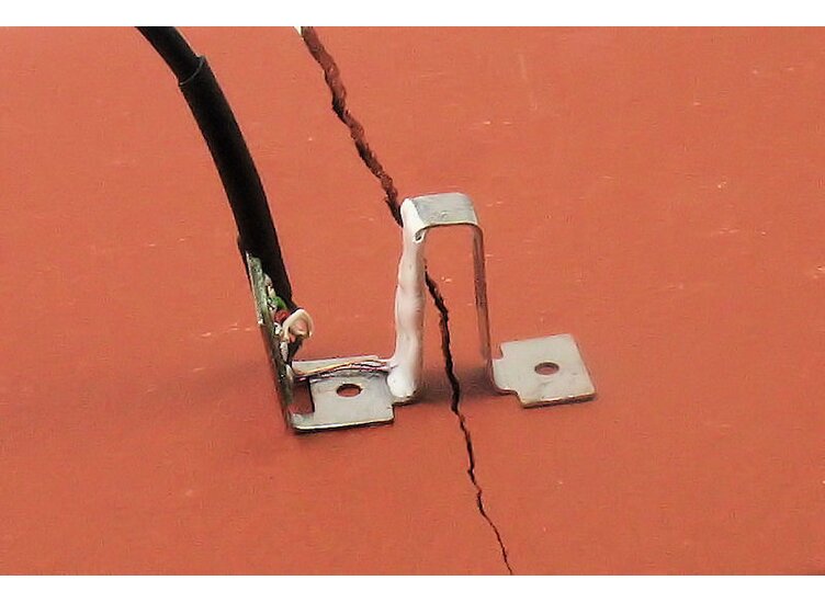 Crack propagation sensor, ultraminiature, 0,5mm, 21mm x 14mm x 15mm, 3m PVC cable; Ø 2,2mm